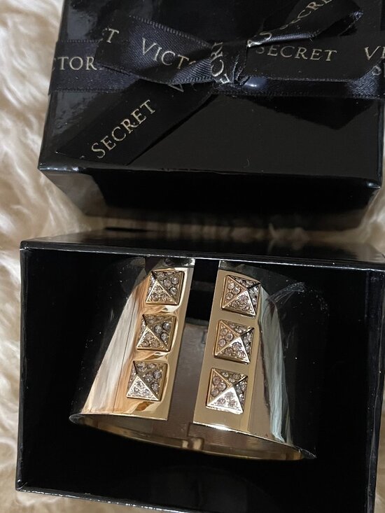 VICTORIAS SECRET 1.5" wide gold tone hinged cuff rhinestone bracelet/New in box - Picture 1 of 3